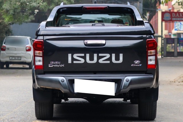 Second-hand 2024 Isuzu V-Cross 4x4 Z Prestige AT for sale in New Delhi-1