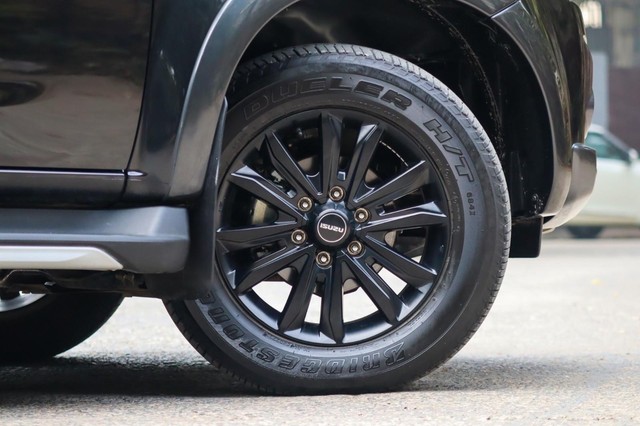 Second-hand 2024 Isuzu V-Cross 4x4 Z Prestige AT for sale in New Delhi-5