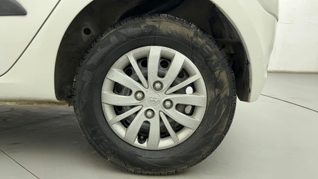 Second-hand 2014 Hyundai i10 Sportz 1.1L for sale in Ahmedabad-19