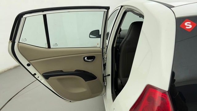 Second-hand 2014 Hyundai i10 Sportz 1.1L for sale in Ahmedabad-35