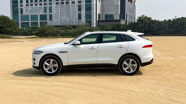 Second-hand 2019 Jaguar F-Pace Prestige 2.0 AWD for sale in New Delhi-3