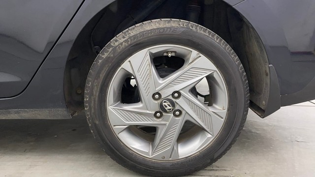 Second-hand 2023 Hyundai Verna SX Diesel for sale in Chennai-19