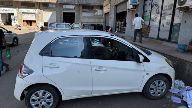 Second-hand 2012 Honda Brio S MT for sale in Vapi-6