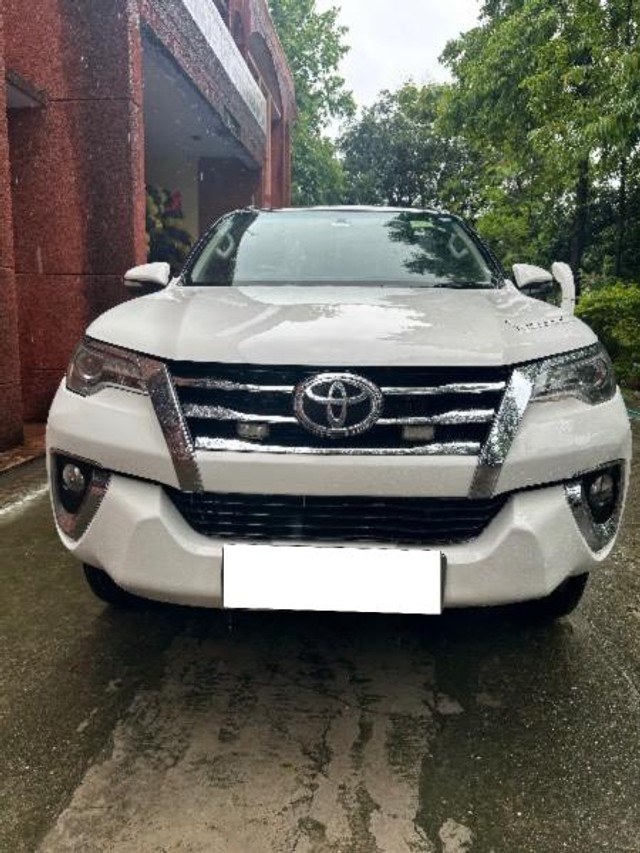 Second-hand 2017 Toyota Fortuner 2.8 2WD MT BSIV for sale in Pilibhit-4