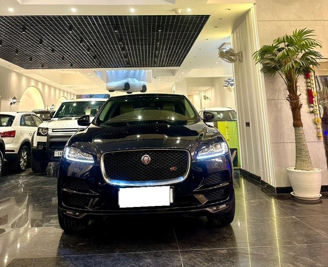 Second-hand 2017 Jaguar F-Pace Prestige 2.0 AWD for sale in New Delhi-5