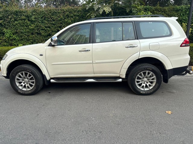 Second-hand 2016 Mitsubishi Pajero Sport 4X2 AT for sale in New Delhi-3