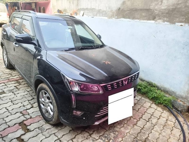 Second-hand 2023 Mahindra XUV300 W8 Diesel Sunroof BSVI for sale in Chitrakoot-0