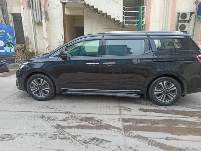 Second-hand 2023 Kia Carnival Limousine Plus for sale in New Delhi-4