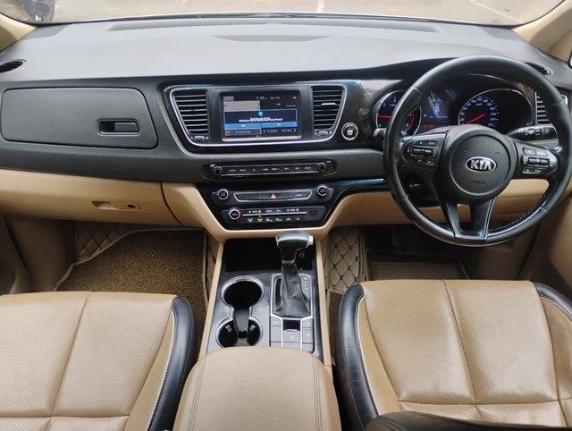 Second-hand 2020 Kia Carnival Limousine for sale in Agra-14