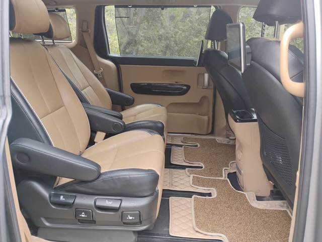 Second-hand 2020 Kia Carnival Limousine for sale in Agra-13