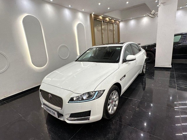 Second-hand 2018 Jaguar XF 2.0 Diesel Prestige for sale in New Delhi-2