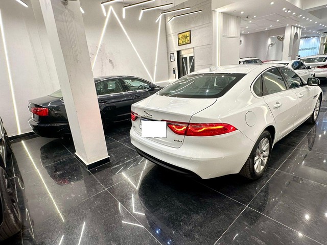 Second-hand 2018 Jaguar XF 2.0 Diesel Prestige for sale in New Delhi-18