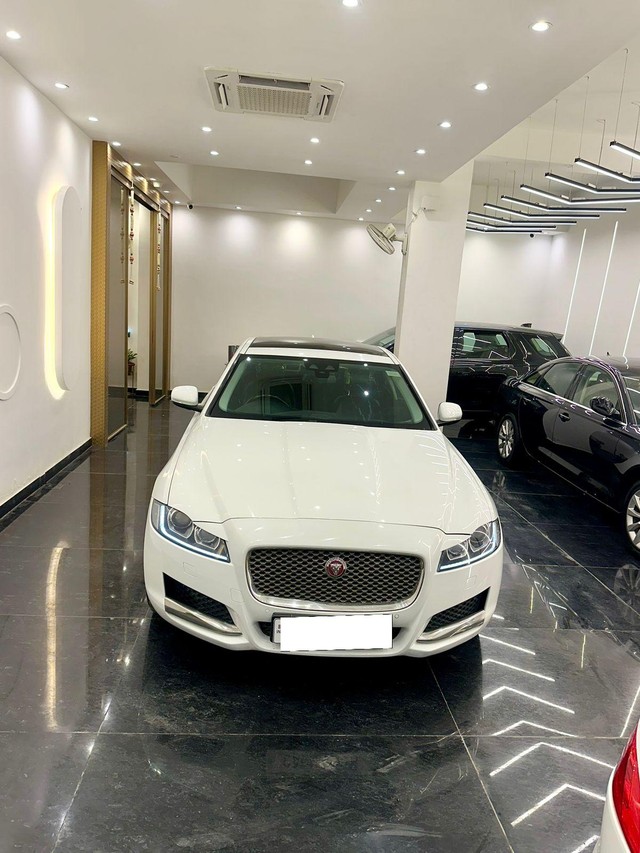 Second-hand 2018 Jaguar XF 2.0 Diesel Prestige for sale in New Delhi-3