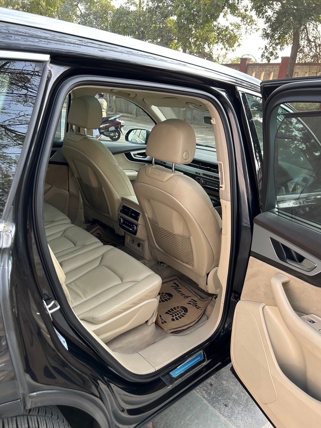Second-hand 2019 Audi Q7 40 TFSI Quattro for sale in New Delhi-12