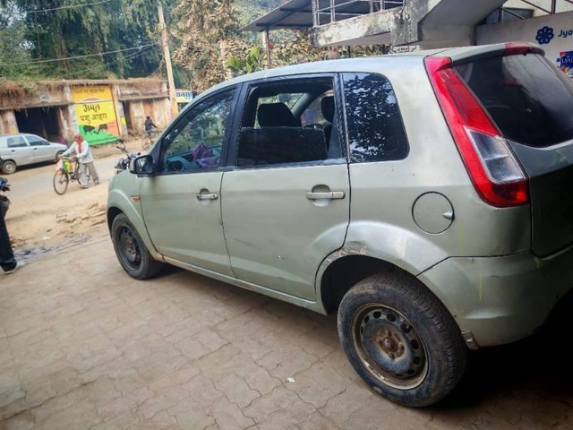 Second-hand 2010 Ford Figo Petrol Titanium for sale in Patna-3