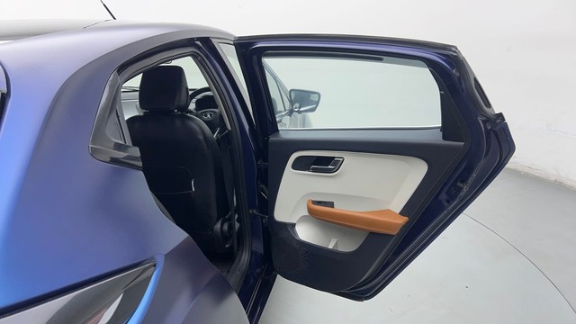 Second-hand 2022 Tata Altroz XZ Diesel for sale in New Delhi-27