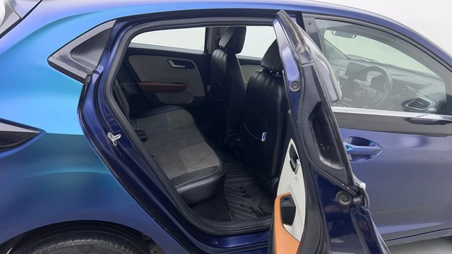 Second-hand 2022 Tata Altroz XZ Diesel for sale in New Delhi-26