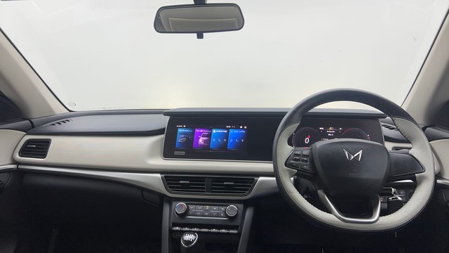 Second-hand 2022 Mahindra XUV700 AX5 7 Str for sale in Noida-11