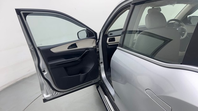 Second-hand 2022 Mahindra XUV700 AX5 7 Str for sale in Noida-25