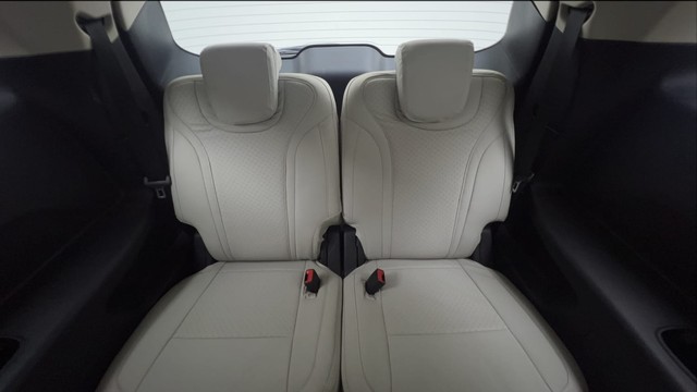 Second-hand 2022 Mahindra XUV700 AX5 7 Str for sale in Noida-23