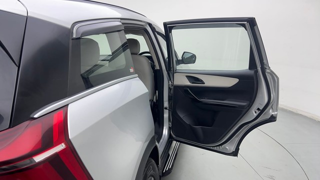 Second-hand 2022 Mahindra XUV700 AX5 7 Str for sale in Noida-31