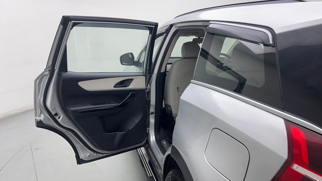 Second-hand 2022 Mahindra XUV700 AX5 7 Str for sale in Noida-27