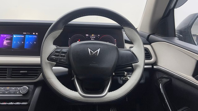 Second-hand 2022 Mahindra XUV700 AX5 7 Str for sale in Noida-38