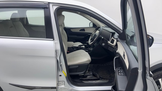 Second-hand 2022 Mahindra XUV700 AX5 7 Str for sale in Noida-15