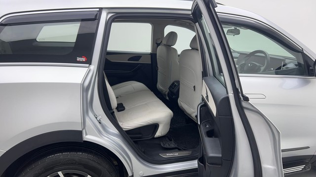 Second-hand 2022 Mahindra XUV700 AX5 7 Str for sale in Noida-26