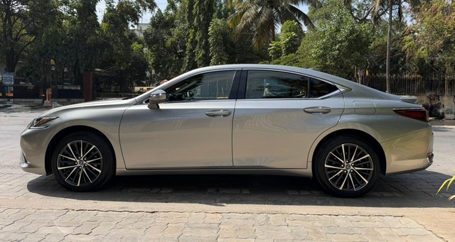 Second-hand 2024 Lexus ES 300h Luxury for sale in Bangalore-3