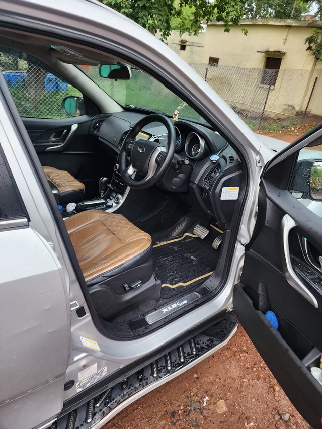 Second-hand 2018 Mahindra XUV500 W11 AT BSIV for sale in New Delhi-2