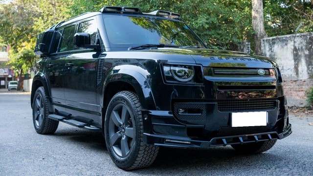 Second-hand 2025 Land Rover Defender 2.0 l Petrol 110 X-Dynamic HSE for sale in New Delhi-14