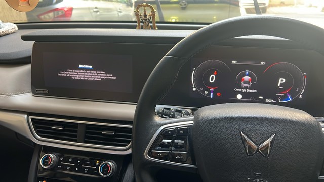 Second-hand 2022 Mahindra XUV700 AX7 AT Luxury Pack BSVI for sale in Noida-5