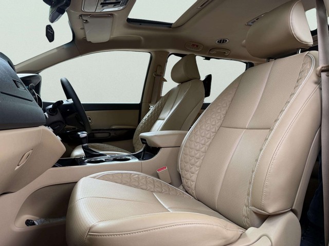 Second-hand 2023 Kia Carnival Limousine Plus for sale in New Delhi-11