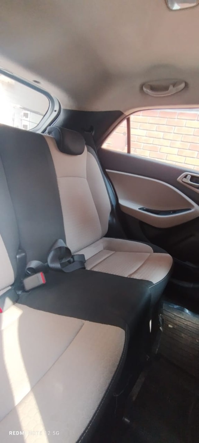 Second-hand 2017 Hyundai i20 1.2 Asta Option for sale in Nadiad-2