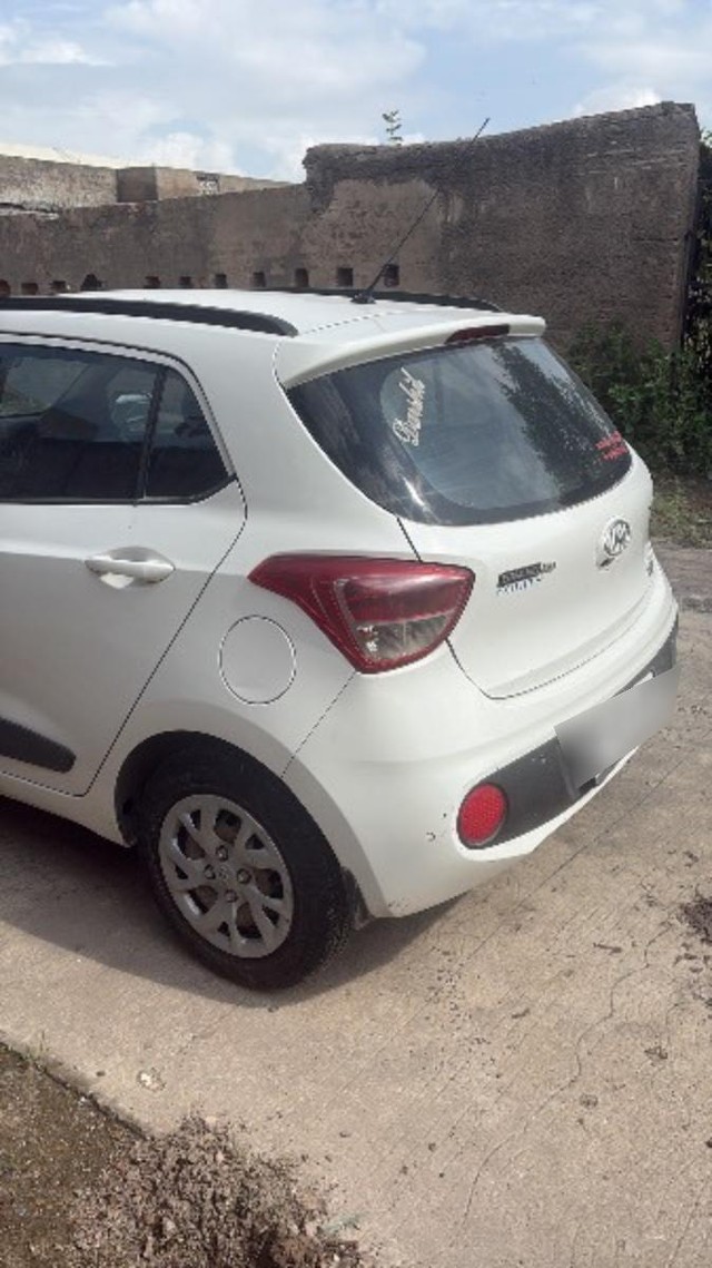 Second-hand 2017 Hyundai Grand i10 Sportz for sale in Morbi-2