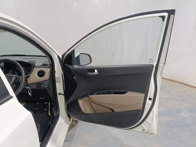 Second-hand 2016 Hyundai Xcent Petrol for sale in Kochi-16