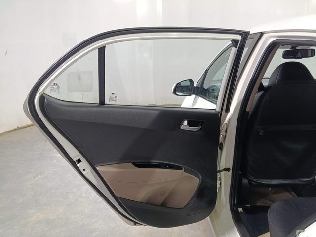 Second-hand 2016 Hyundai Xcent Petrol for sale in Kochi-26