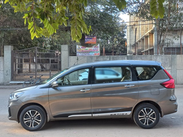 Second-hand 2022 Maruti Ertiga ZXI CNG for sale in New Delhi-3
