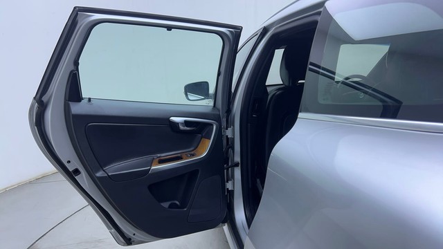 Second-hand 2016 Volvo XC60 Momentum D4 for sale in Hyderabad-25