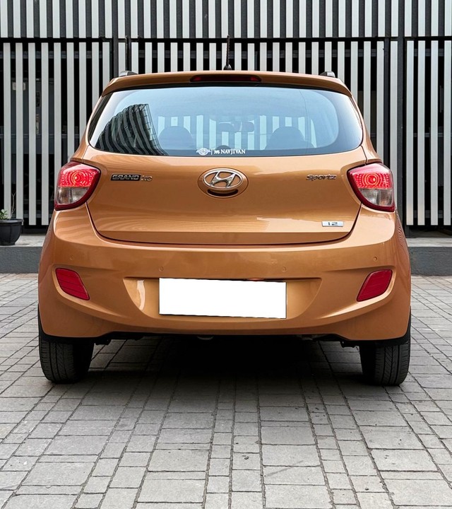 Second-hand 2014 Hyundai Grand i10 Sportz for sale in Surat-12