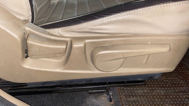 Second-hand 2016 Mahindra TUV 300 T8 for sale in Kolkata-18