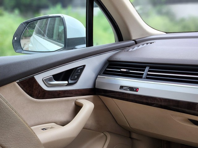 Second-hand 2017 Audi Q7 45 TDI Quattro Premium Plus for sale in New Delhi-20