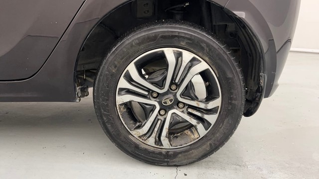 Second-hand 2023 Tata Tiago XT for sale in Lucknow-19