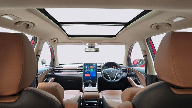 Second-hand 2024 MG Hector Plus 1.5 Turbo Smart 7 Str for sale in New Delhi-10