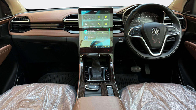 Second-hand 2024 MG Hector Plus Savvy Pro CVT 7 Str 2023-2025 for sale in New Delhi-12