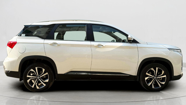 Second-hand 2024 MG Hector Plus Savvy Pro CVT 7 Str 2023-2025 for sale in New Delhi-1