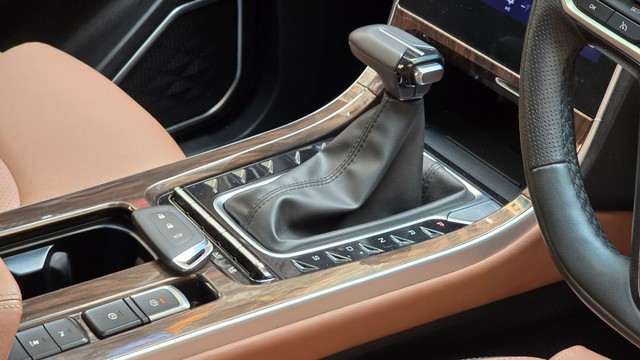 Second-hand 2024 MG Hector Plus 1.5 Turbo Smart 7 Str for sale in Gurgaon-11