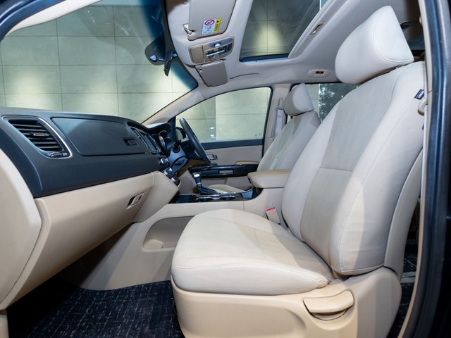 Second-hand 2020 Kia Carnival Prestige for sale in Kolkata-11