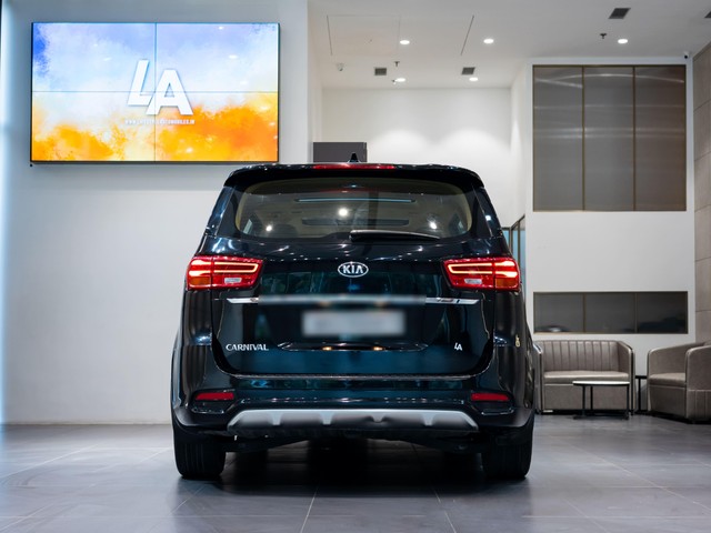 Second-hand 2020 Kia Carnival Prestige for sale in Kolkata-2